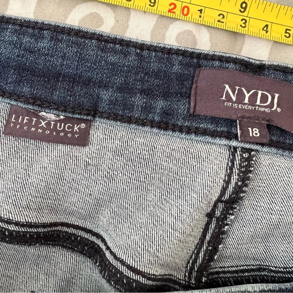 NYDJ capri jeans with frayed released hem - Picture 2 of 7